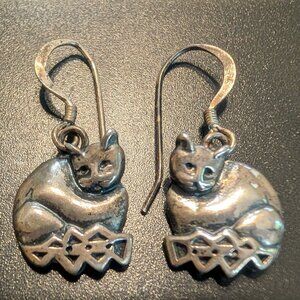 Small older vintage kitten cat earrings detailed darling